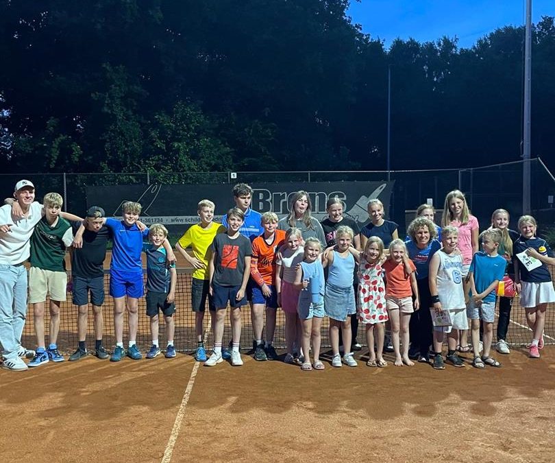 Slaapfeest , tennis en midgetgolf voor de jeugd van Vale Ouwe
