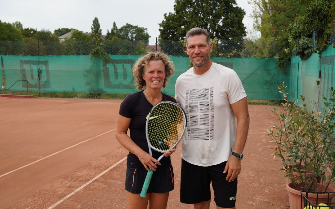 Helma traint bij Wolf Tennisclub in Eger Hongarije